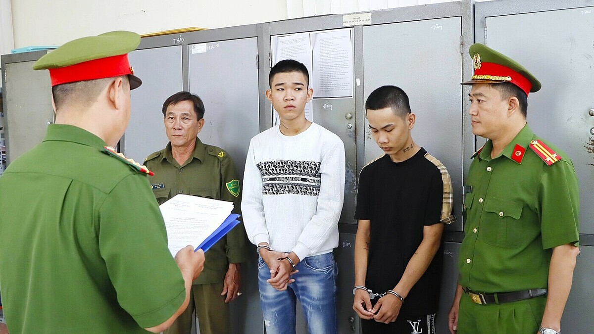 Tranh giành khách, nhóm tài xế xe công nghệ mang dao gây rối
