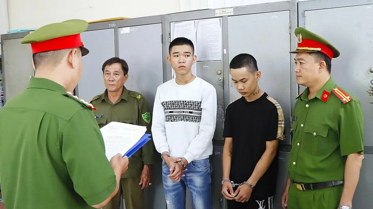 Tranh giành khách, nhóm tài xế xe công nghệ mang dao gây rối