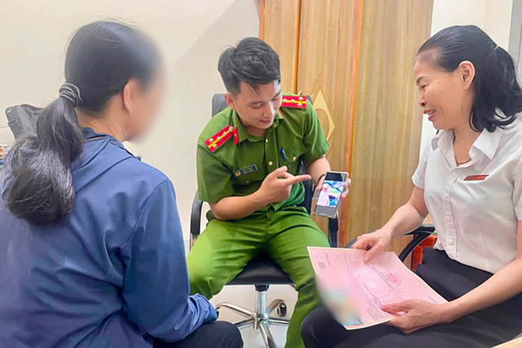 Người phụ nữ (ngoài cùng góc trái), nghe cảnh sát và nhân viên ngân hàng phân tích thủ đoạn lừa đảo, ngày 21/7. Ảnh: Công an cung cấp
