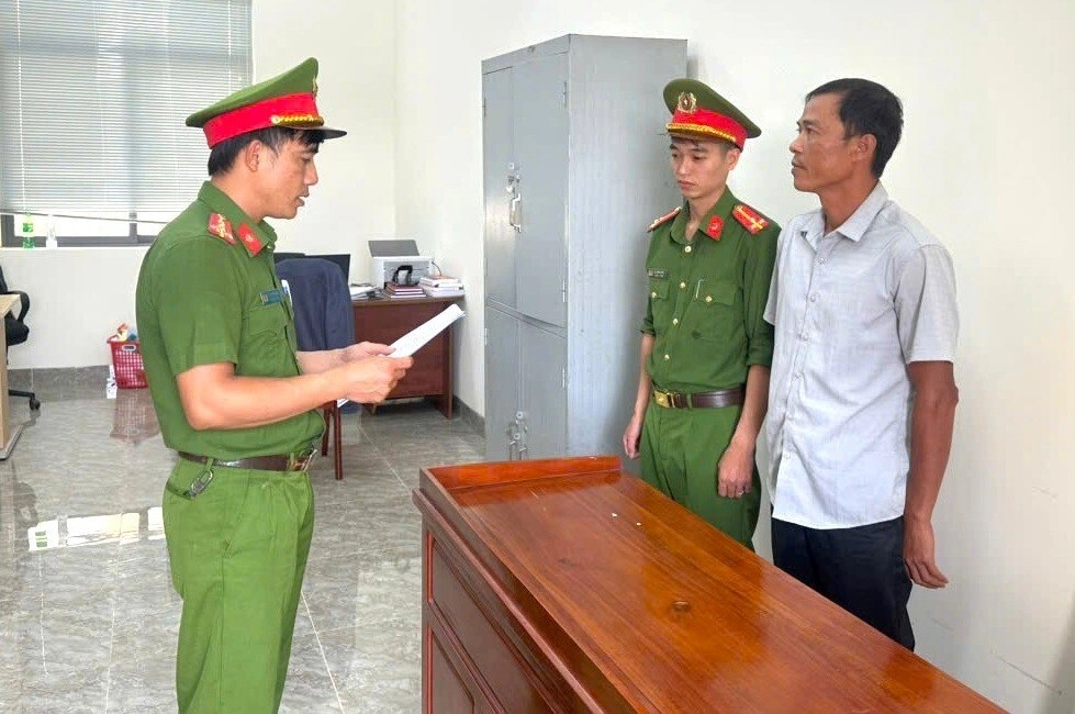 Bị can Phạm Văn Thế nghe đọc lệnh bắt tạm giam. Ảnh: Công an Tuy Đức