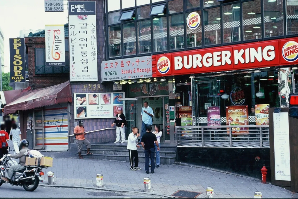 Nhà hàng Burger King nằm bên ngoài lối ra số 3 ga Itaewon thuộc quận Yongsan, trung tâm Seoul, vào tháng 9/2005. Ảnh: Seoul Research Data Service