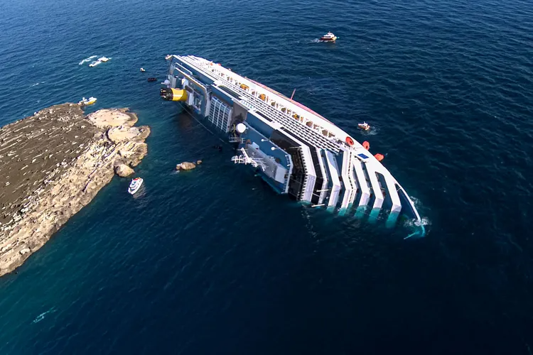 Tàu Costa Concordia mắc cạn sau cú va chạm với đá ngầm vào tháng 1/2012. Ảnh: Netflix