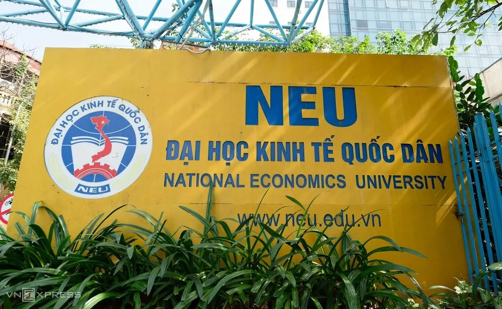 Cổng Đại học Kinh tế Quốc dân. Ảnh: Hoàng Giang