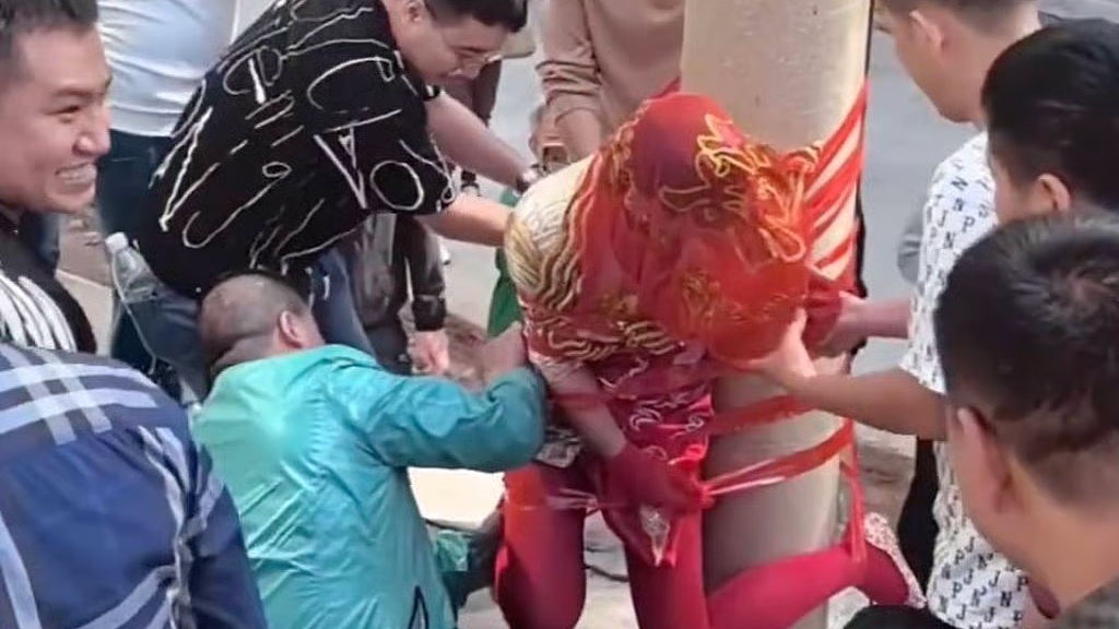 Phù dâu gãy sống lưng sau trò đùa 'truyền thống' của dàn phù rể