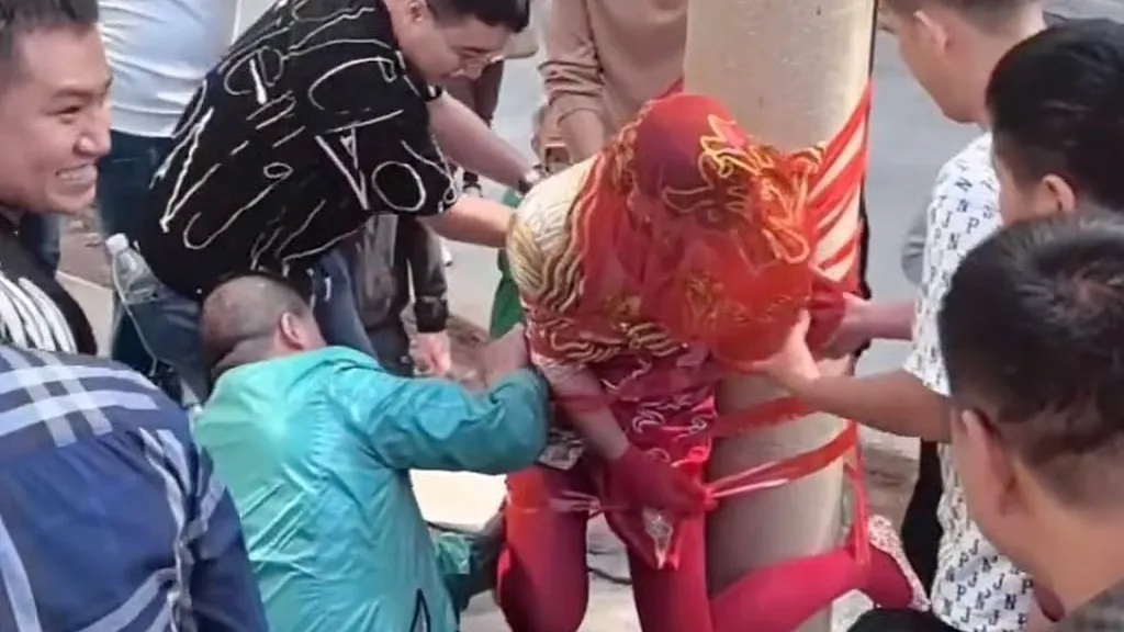 Phù dâu gãy sống lưng sau trò đùa 'truyền thống' của dàn phù rể