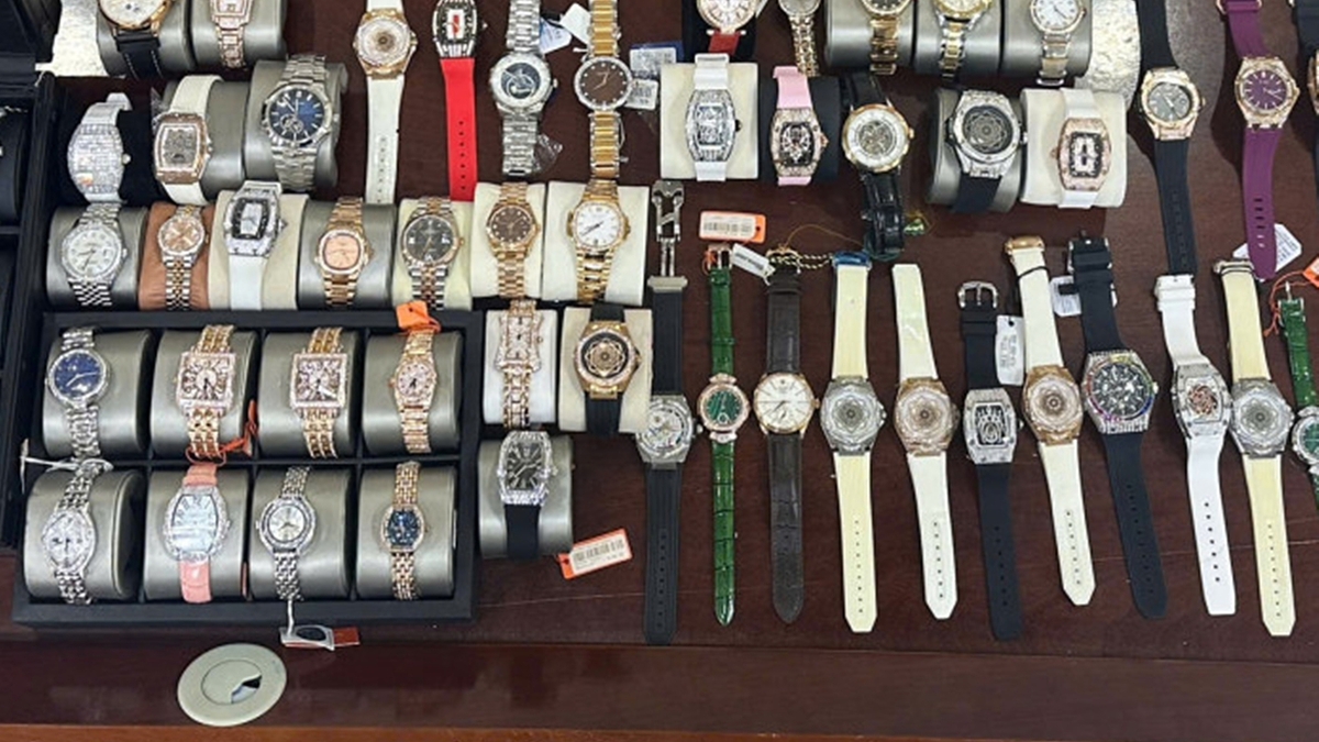 Chủ shop 'Luxury Watch' bị bắt vì bán gần 100 đồng hồ hàng hiệu giả
