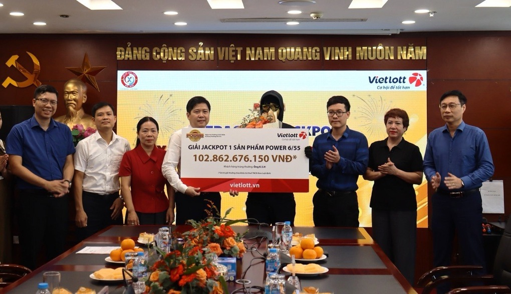 Một người Hàn Quốc sống tại Bắc Ninh trúng Vietlott gần 103 tỷ đồng - 1 Một người Hàn Quốc sống tại Bắc Ninh trúng Vietlott gần 103 tỷ đồng - 1