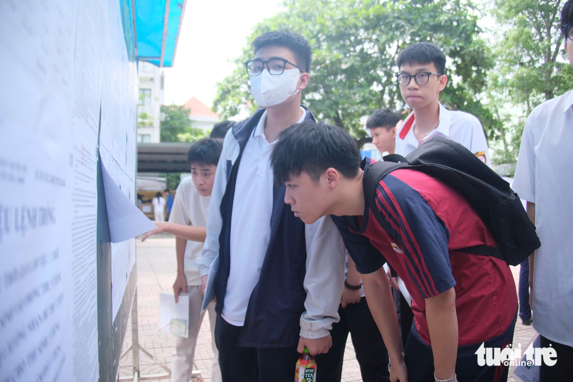 Thủ khoa của tỉnh bị tố được giám thị nhắc bài, hiệu trưởng mời công an vào cuộc - Ảnh 1.