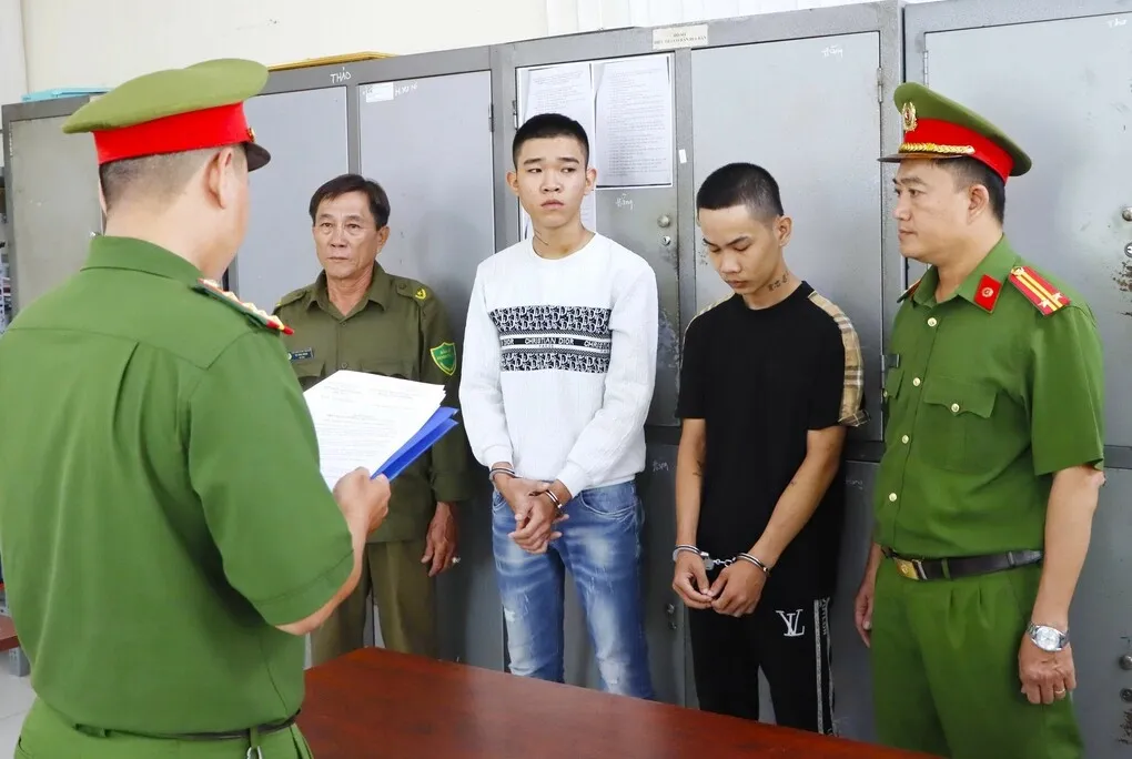 Lê Trường Vửng và Nguyễn Chí Hùng thời điểm bị bắt tạm giam. Ảnh: Công an Cà Mau