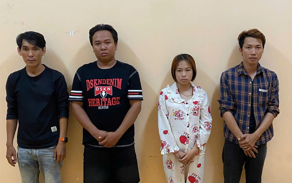 Nhóm dàn cảnh đánh ghen của vợ chồng Văn Công Mới tại cơ quan điều tra. Ảnh: Công an Cần Thơ