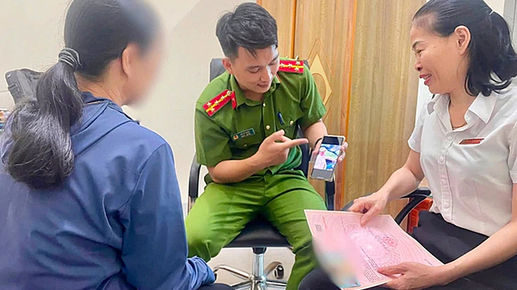 Người phụ nữ 51 tuổi suýt thế chấp sổ đỏ vì bẫy tình của 'bạn trai Facebook'