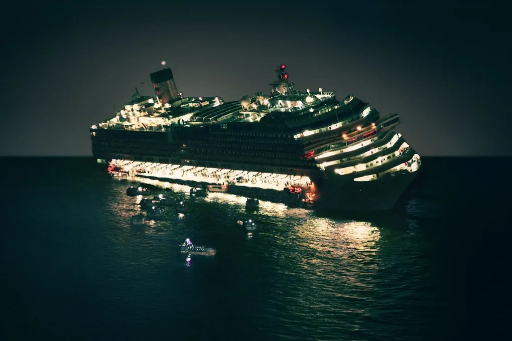 Costa Concordia cao 17 tầng, dài bằng ba sân bóng đá, nặng 114.000 tấn, được ví như cung điện giải trí nổi trên biển. Ảnh: Netflix