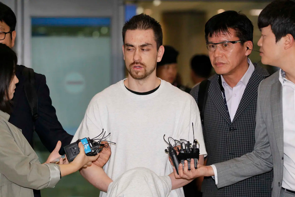 Arthur Patterson (giữa) trả lời các phóng viên tại Sân bay Quốc tế Incheon vào ngày 23/9/2015, sau khi bị dẫn độ từ California  về Hàn Quốc với cáo buộc giết Cho Jung-pil. Ảnh: JoongAng Daily
