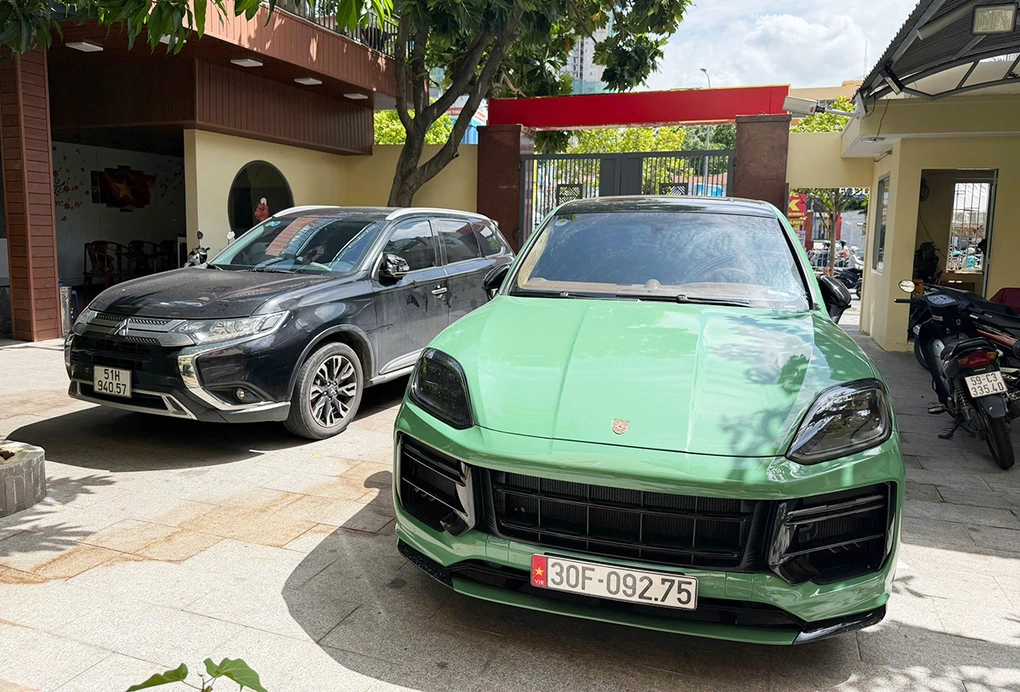 Xe porsche và ôtô ép nhau trên đường. Ảnh: Công an TP HCM