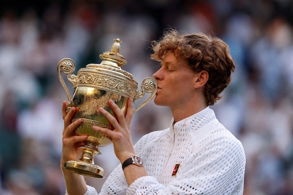 Sinner mừng danh hiệu sau trận chung kết Wimbledon trên sân Trung tâm, tổ hợp All England Club, London, Anh hôm 12/7. Ảnh: Reuters