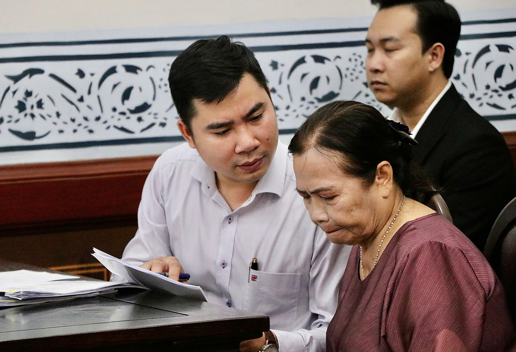 Bà Nguyễn Ngọc Ánh cùng người đại diện tại phiên tòa sơ thẩm hồi năm ngoái. Ảnh:Hải Duyên