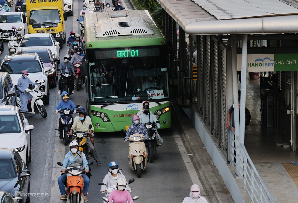 Xe máy lấn làn xe buýt nhanh BRT tại Hà Nội trong giờ cao điểm. Ảnh: Ngọc Thành