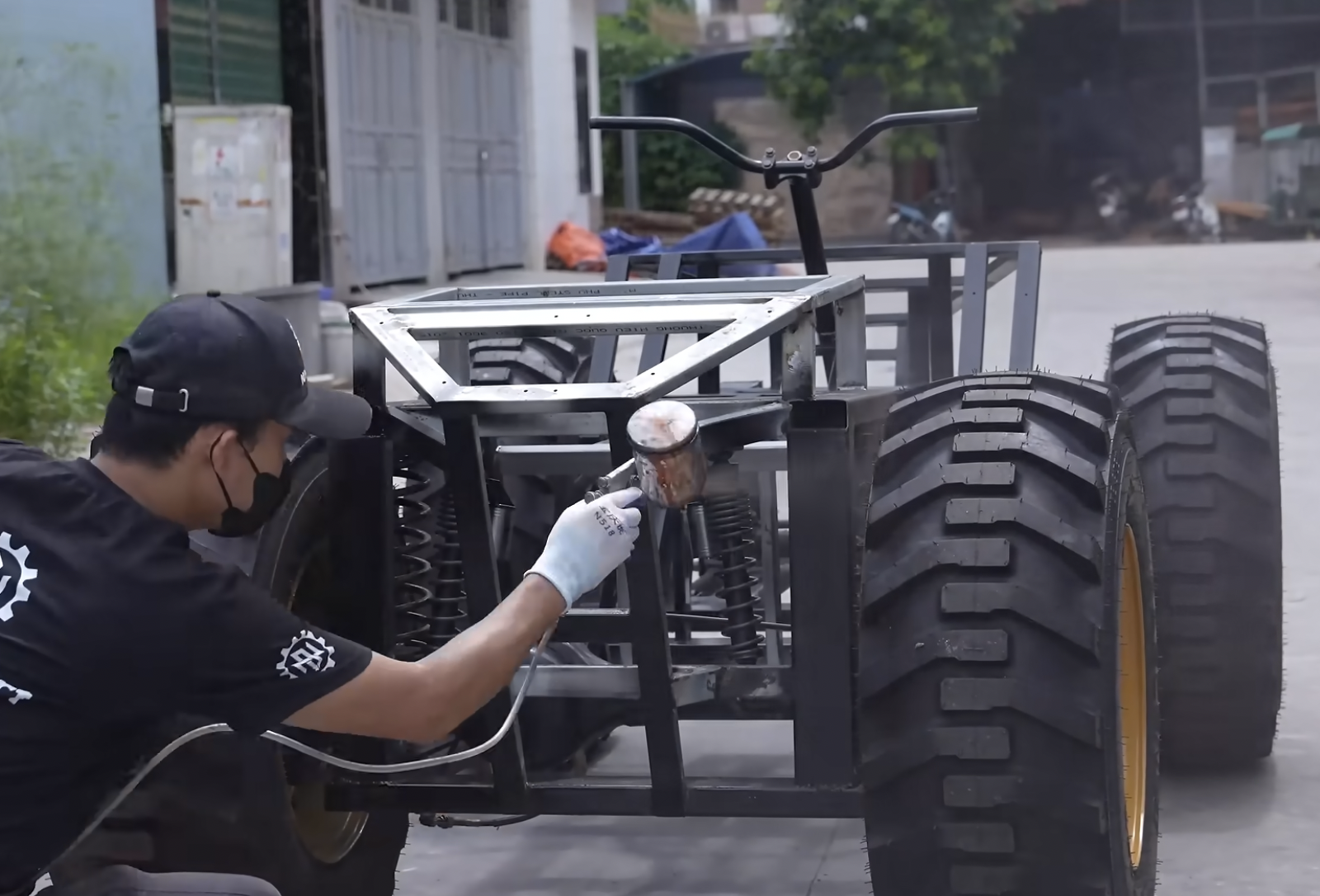 Thợ mộc Việt chế tạo xe địa hình bằng gỗ chạy điện, vận hành được như xe thật - Ảnh 3.