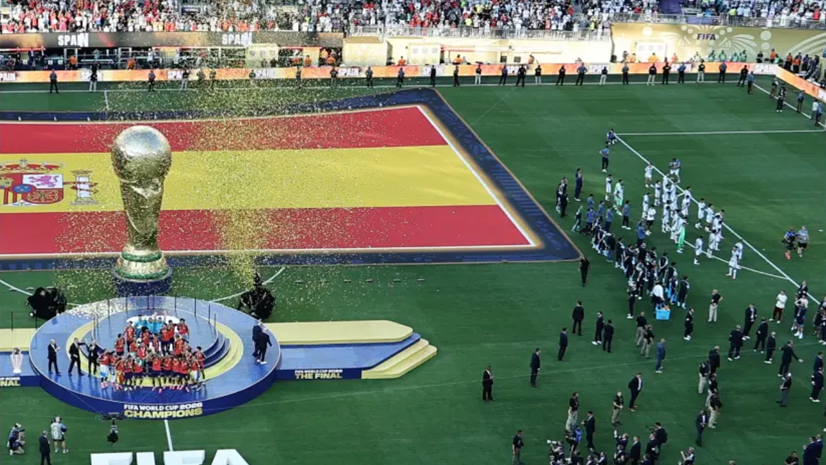 Argentina bị chỉ trích vì quay lưng khi Tây Ban Nha nâng Cup