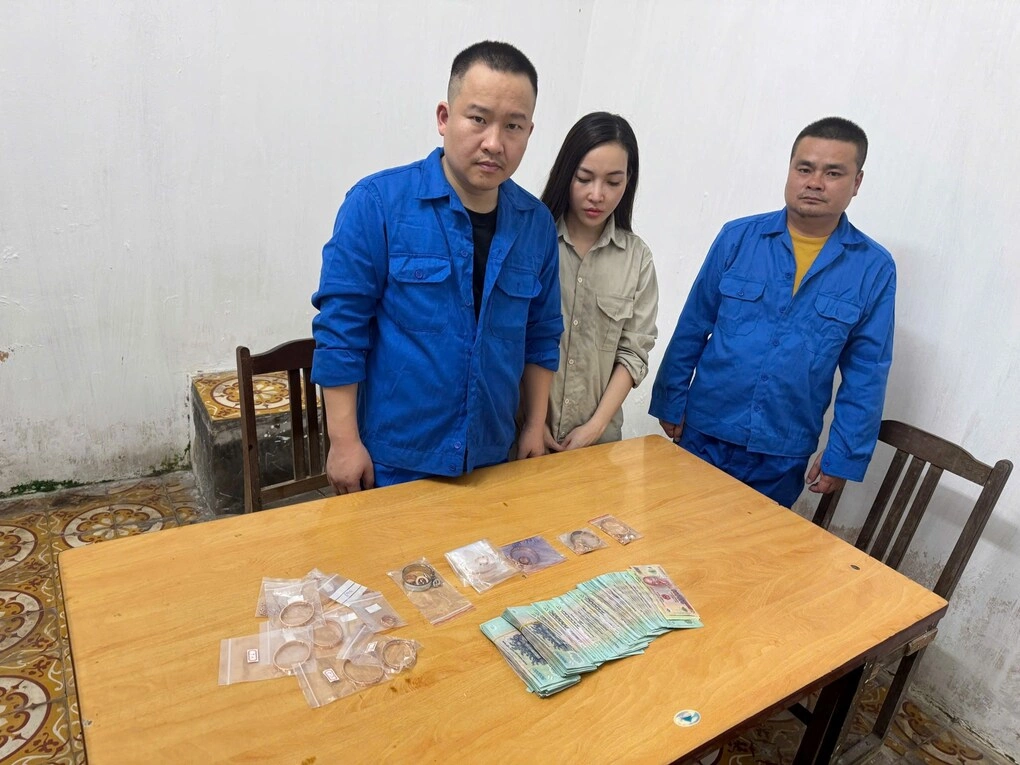 Nhóm tội phạm và tang vật thu giữ được. Ảnh: Công an cung cấp