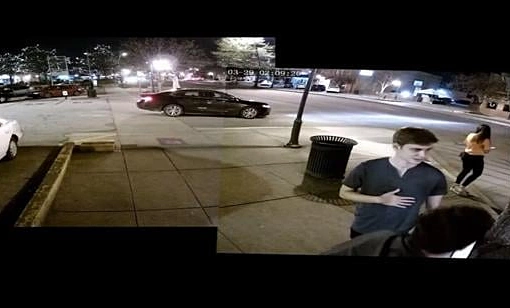 Camera giám sát cho thấy Samantha Josephson (áo cam) đã lên chiếc Chevrolet Impala màu đen. Ảnh: Postandcourier