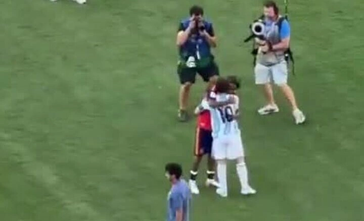 Yamal xoa lưng an ủi Messi sau khi vô địch World Cup