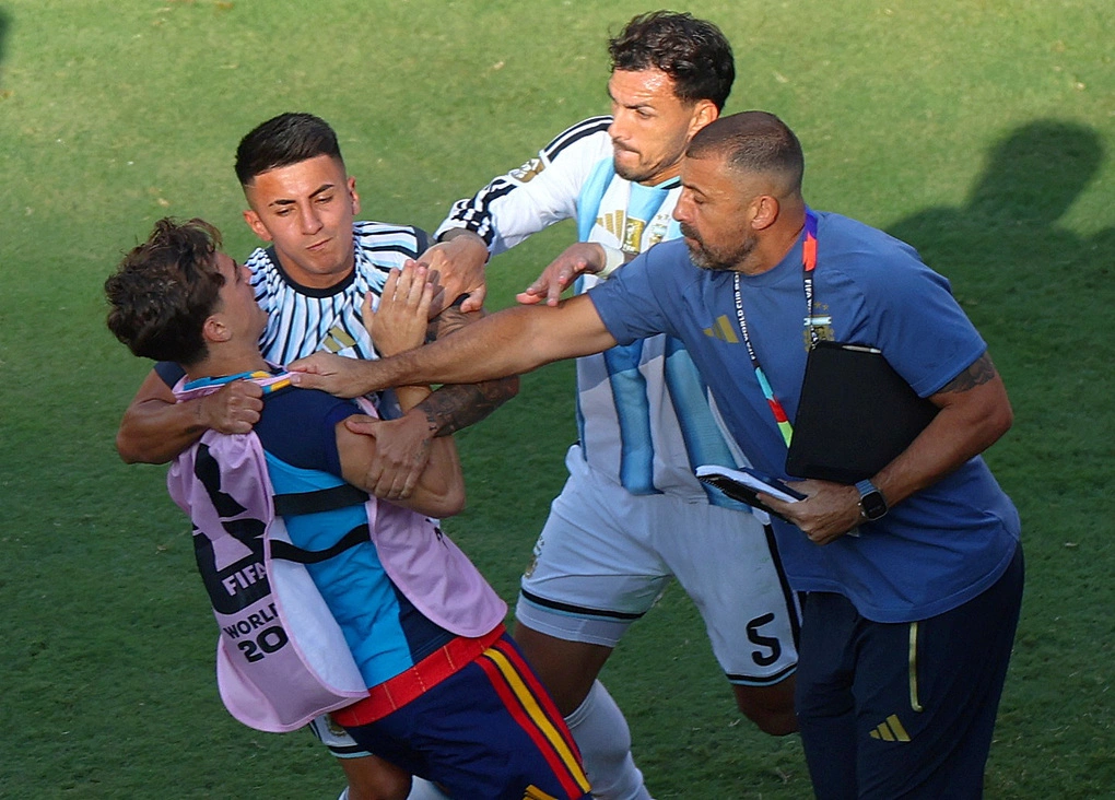 Paredes của Argentina xô xát với Gavi của Tây Ban Nha sau trận chung kết World Cup giữa Tây Ban Nha và Argentina trên sân MetLife ở East Rutherford, bang New Jersey, Mỹ, ngày 19/7/2026. Ảnh: Reuters