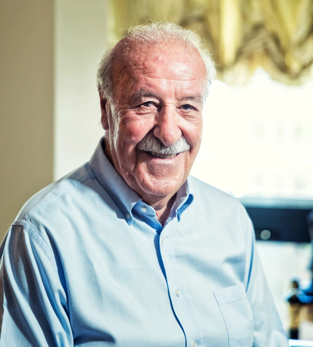 Cựu HLV tuyển Tây Ban Nha Vicente Del Bosque chụp ảnh khi trả lời phỏng vấn trên báo El Pais ngày 18/7/2026. Ảnh: El Pais