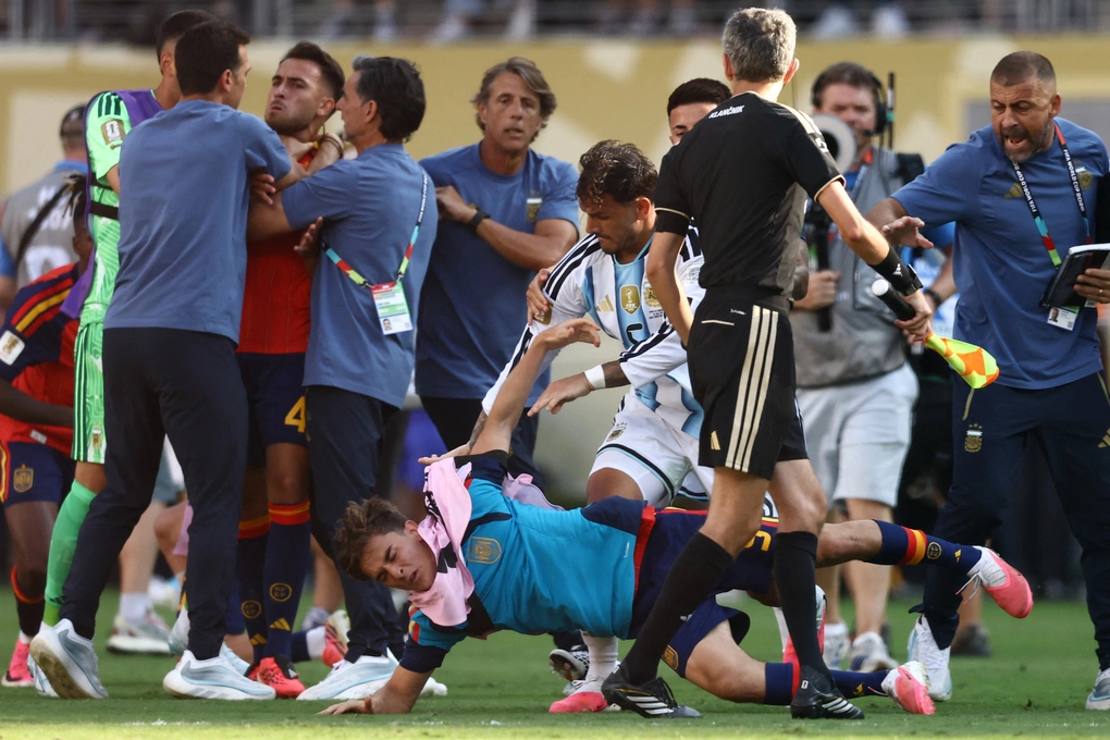 Leandro Paredes (5) của Argentina xô xát với tiền vệ Gavi của Tây Ban Nha sau trận chung kết World Cup 2026 trên sân MetLife ở East Rutherford, bang New Jersey, gần New York, Mỹ, ngày 19/7/2026. Ảnh: AFP
