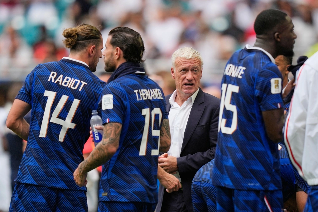 HLV đội tuyển Pháp Didier Deschamps (giữa) nói với Adrien Rabiot (14), Theo Hernandez (19) và Ibrahima Konate (15) trong trận tranh HC đồng Pháp thua Anh 4-6 ở World Cup 2026 trên sân Miami, Mỹ ngày 18/7/2026. Ảnh: AP