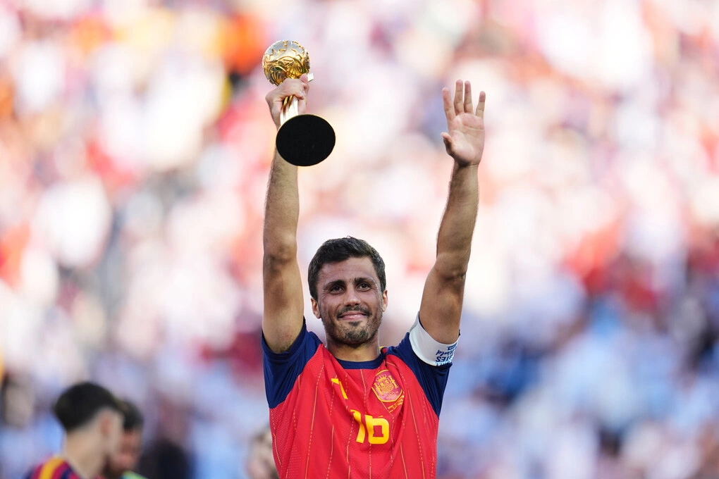 Tiền vệ Rodri mừng danh hiệu Quả Bóng Vàng World Cup 2026. Ảnh: AP