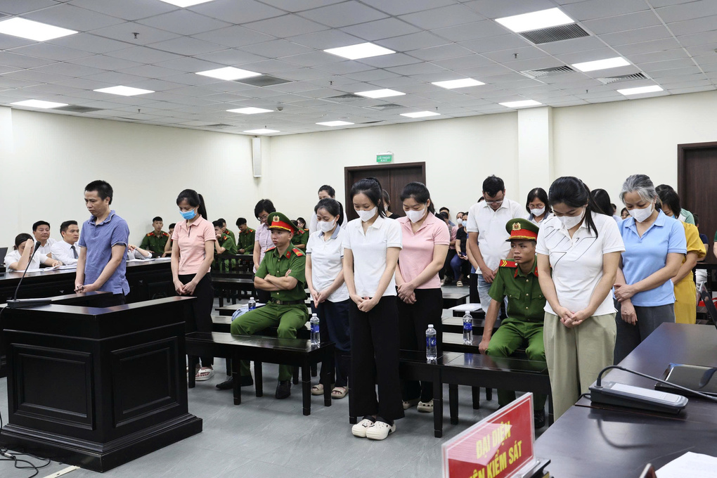Khiêm (hàng đầu, bên trái) và các đồng phạm nghe tuyên án chiều 20/7. Ảnh: Danh Lam