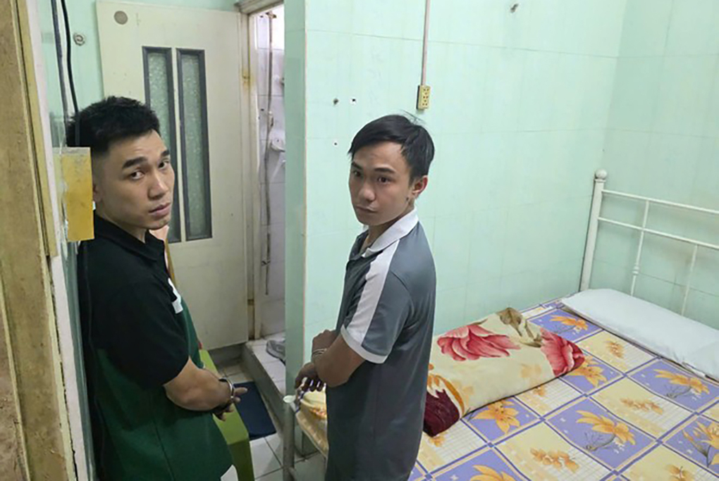 Hai nghi phạm tại hiện trường vụ cướp. Ảnh: Ngọc Bích