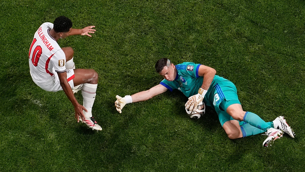 Dibu Martinez nén đau dự chung kết World Cup