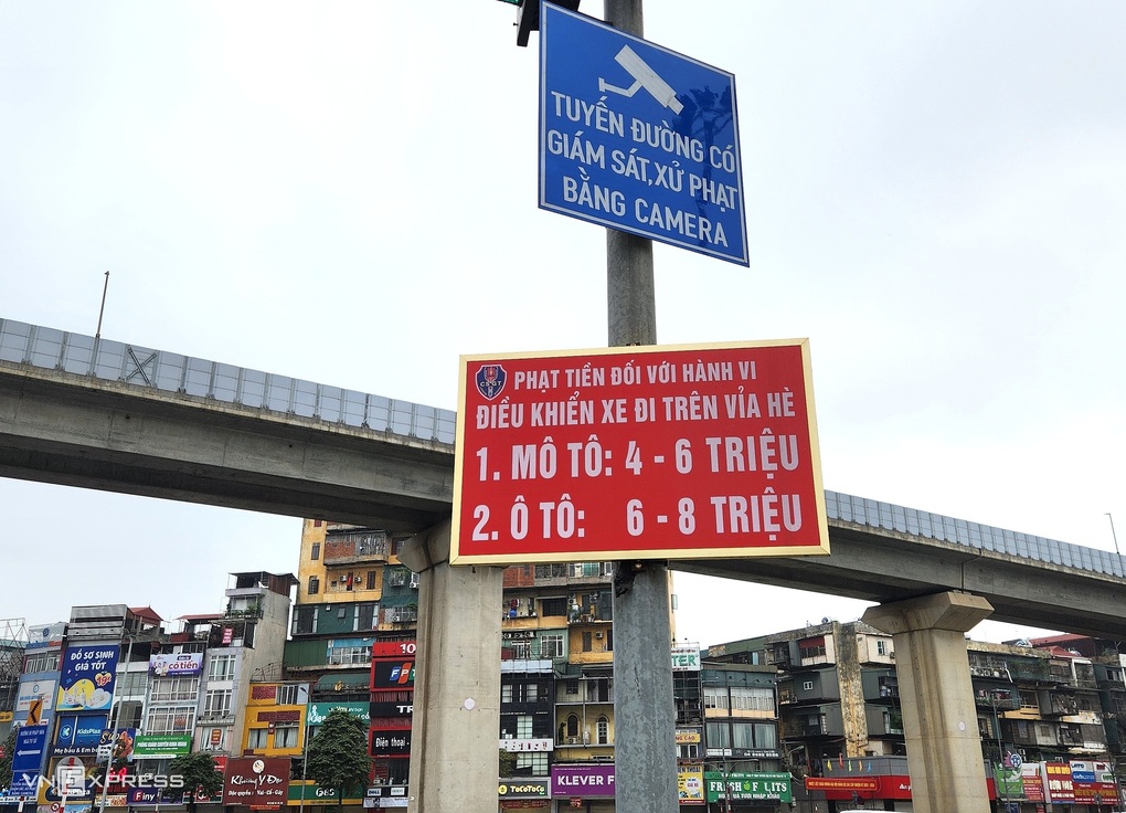 Biển báo tuyến đường có giám sát xử phạt bằng camera tại ngã tư Nguyễn Trãi- Khuất Duy Tiến, Hà Nội. Ảnh: Hải Thư