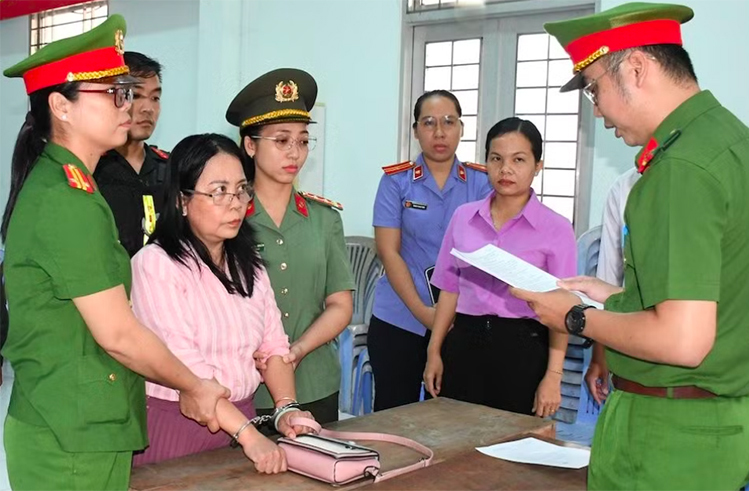Cơ quan chức năng thực hiện lệnh bắt bà Cao Thị Ngọc Mai. Ảnh: Công an Vĩnh Long