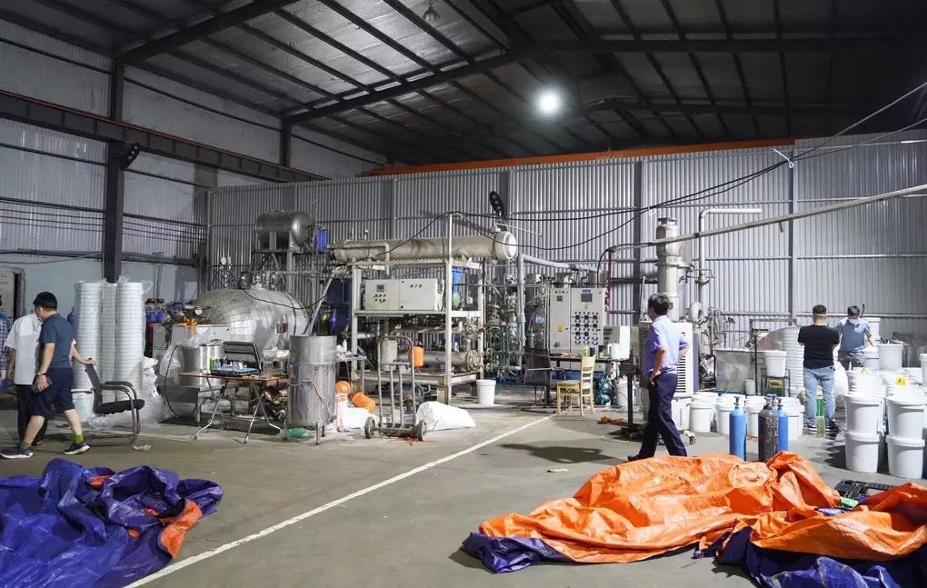 Bên trong một xưởng sản xuất khí cười quy mô lớn tại Hà Nội bị triệt phá hồi tháng 5/2025. Ảnh:Lam Sơn