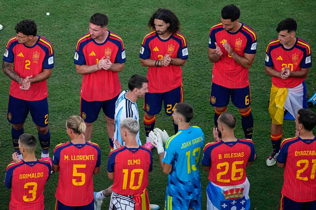 Tiền đạo Argentina Lionel Messi đi qua hai hàng cầu thủ Tây Ban Nha để lên nhận HC bạc sau trận Argentina thua Tây Ban Nha 0-1 ở chung kết World Cup 2026 trên sân MetLife, New Jersey, Mỹ ngày 19/7/2026. Ảnh: AP