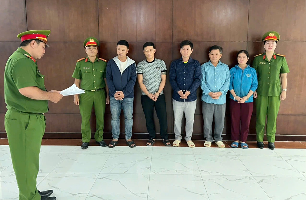 Nguyễn Văn Đại (ngoài cùng bìa trái) và những đồng phạm. Ảnh: Công an TP HCM
