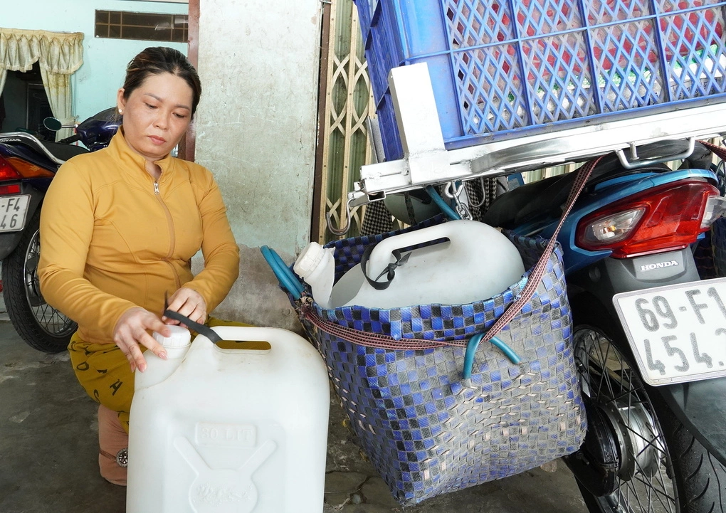 Bà Phạm Hồng Nhị hằng ngày chạy xe hơn 40 km từ quê lên thành phố để bán cá đồng. Ảnh:An Minh