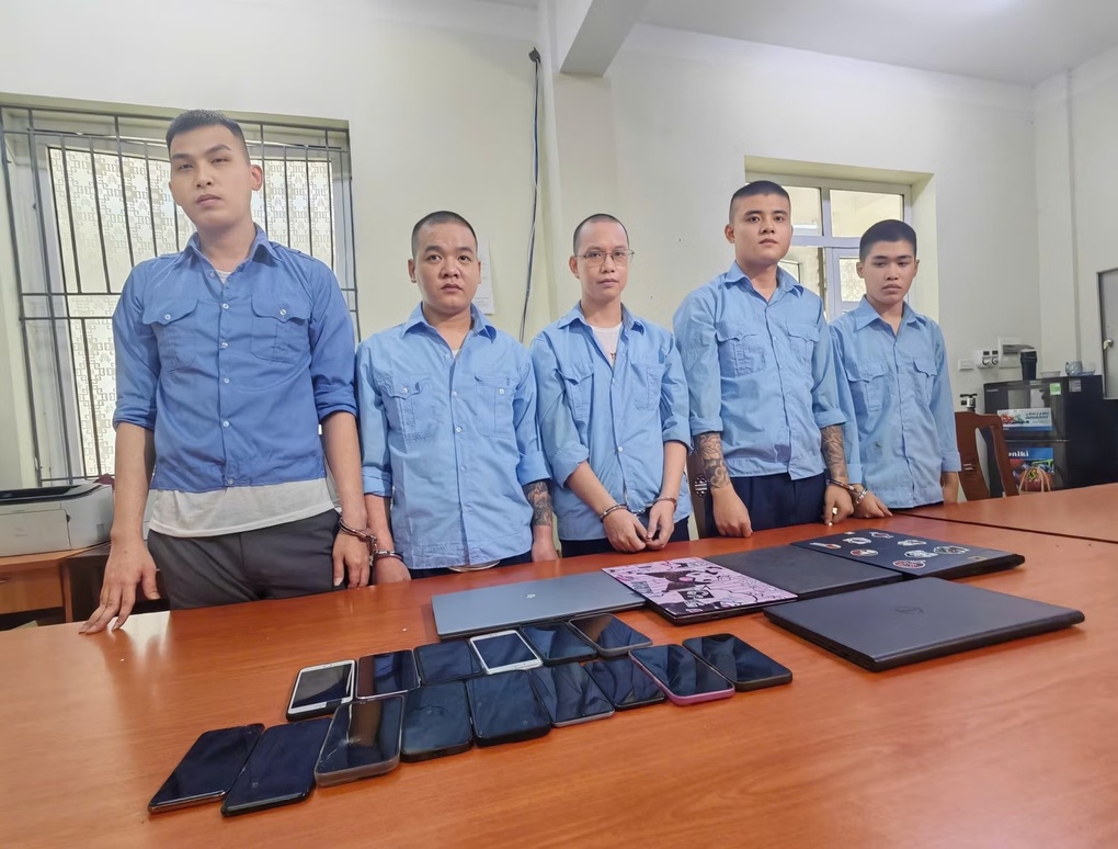 Một số bị can và tang vật trong vụ án. Ảnh: Công an cung cấp