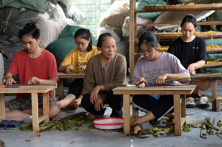 Độc đáo sản phẩm OCOP lụa tơ sen Mỹ Đức- Ảnh 1.
