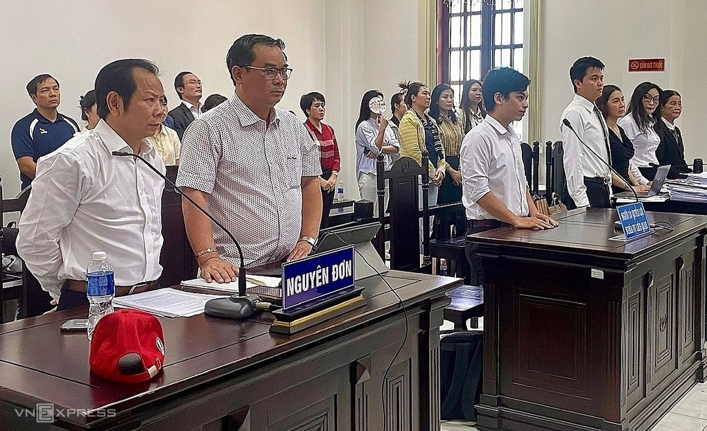 Ông Hồ Ngọc Tiên Trung (hàng đầu, bên trái) tại phiên xử ly hôn hồi tháng 5/2026. Ảnh: Hải Duyên