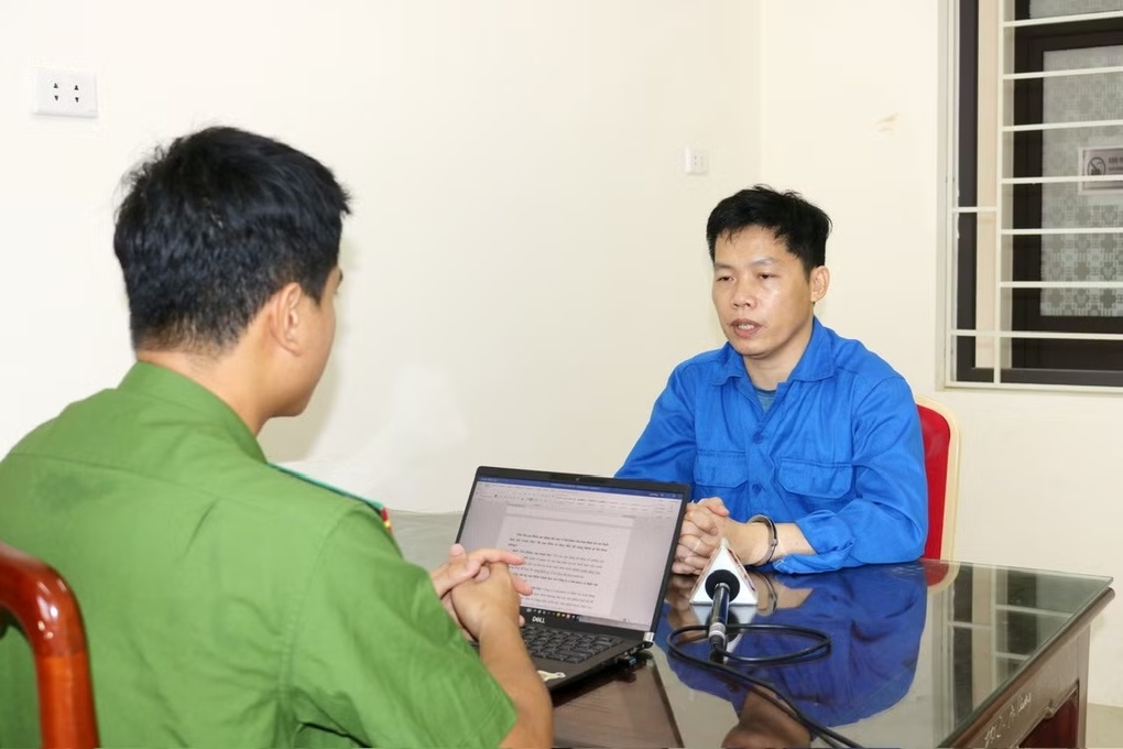 Công an lấy lời khai Lê Trung Hiếu. Ảnh: Công an Thái Nguyên