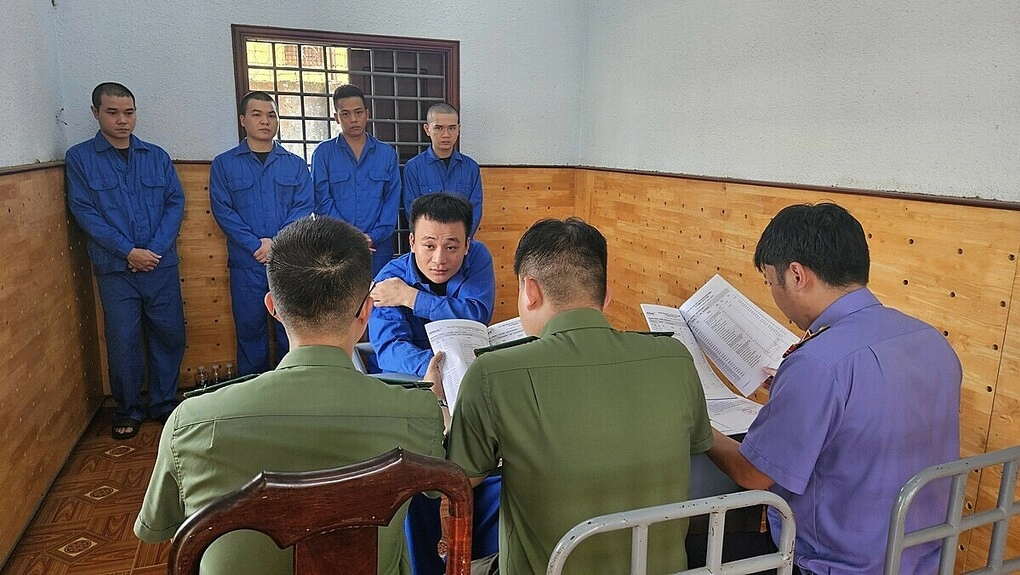 Cơ quan điều tra lấy lời khai 5 bị can tại trại tạm giam Công an tỉnh Đăk Lăk. Ảnh: Công an Đăk Lăk