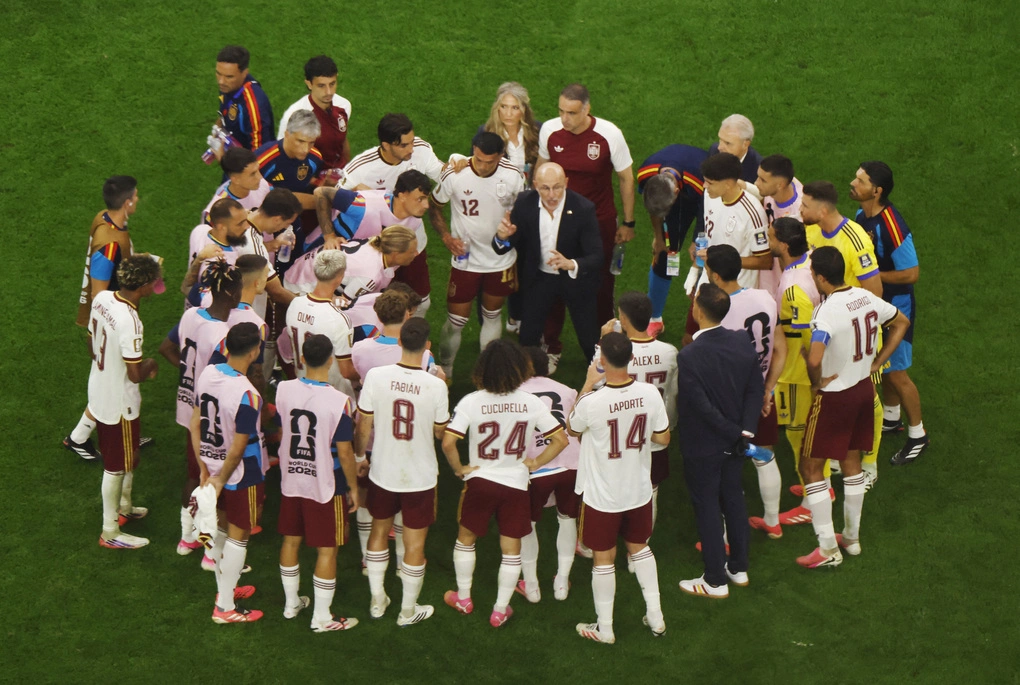 HLV Luis de la Fuente chỉ dẫn các cầu thủ Tây Ban Nha trong giờ nghỉ tiếp nước trận bán kết World Cup 2026 thắng Pháp 2-0 trên sân Dallas, Arlington, Texas, Mỹ ngày 14/7/2026. Ảnh: Reuters