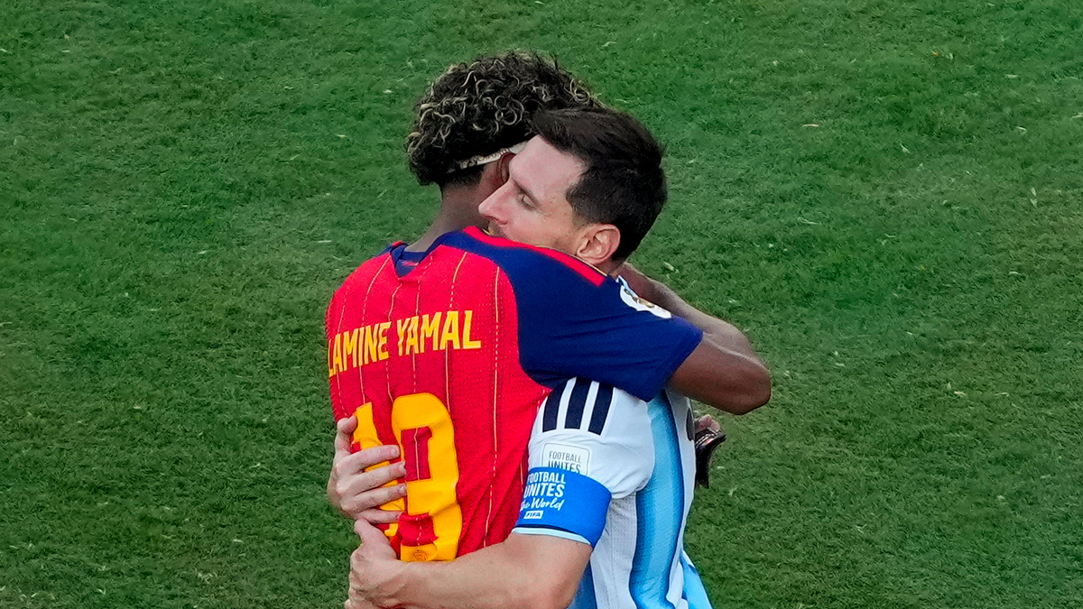Yamal an ủi Messi sau khi vô địch World Cup 2026
