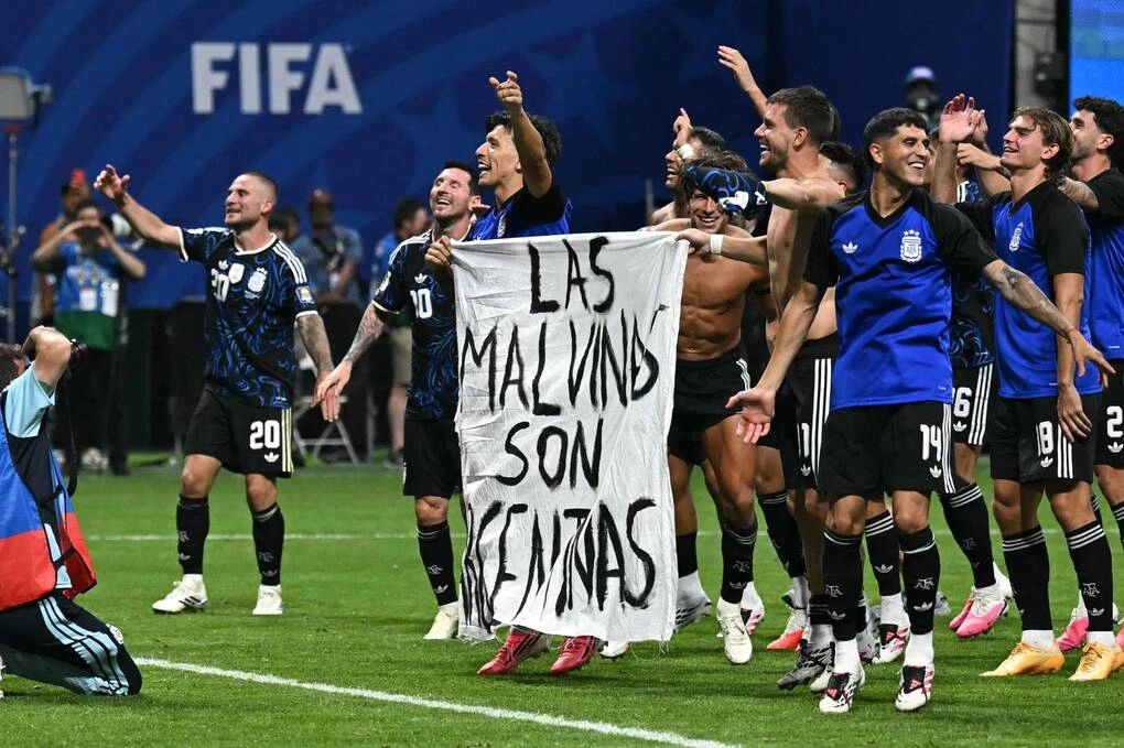 Một số cầu thủ Argentina chia vui với biểu ngữ về quần đảo Malvinas sau trận thắng Anh 2-1, ở bán kết World Cup 2026 tối 15/7, tại Atlanta, Mỹ. Ảnh: AFP