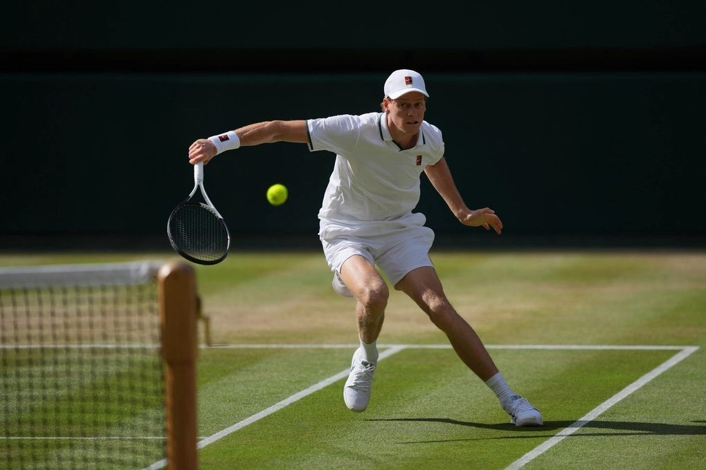 Sinner trong trận gặp Djokovic, ở bán kết Wimbledon trên sân Trung tâm, tổ hợp All England Club, London, Anh hôm 10/7. Ảnh: AP