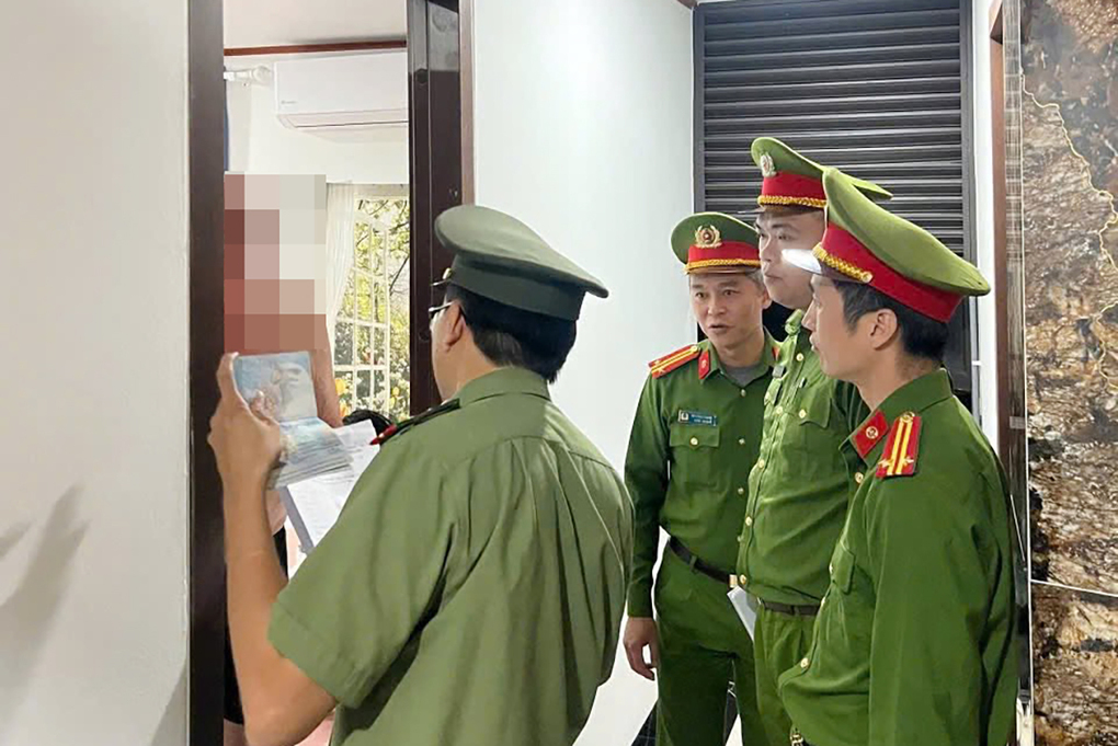 Công an kiểm tra lưu trú trên địa bàn. Ảnh: Công an phường Ô Chợ Dừa
